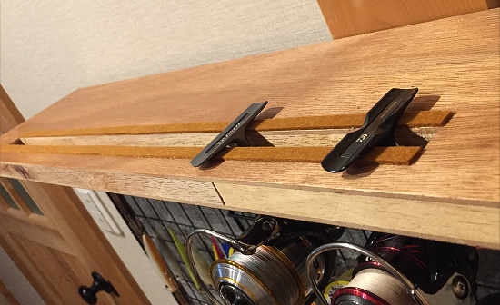 リールを収納するための溝